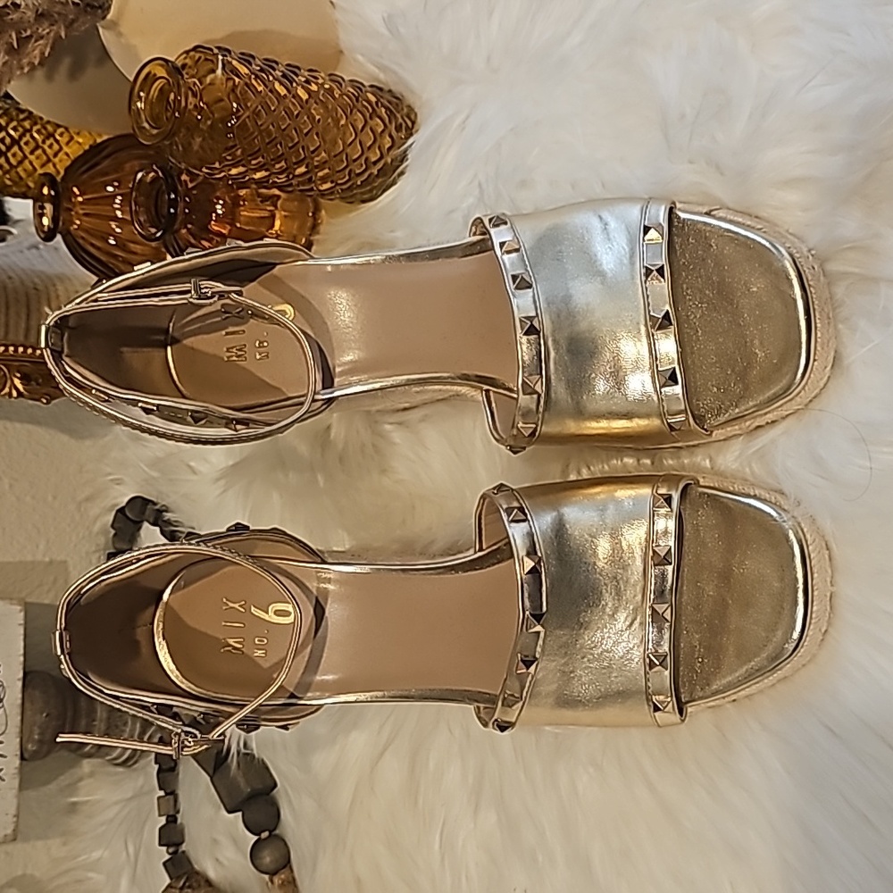 MIX NO.6 Gold tone, Studs Wedges  Size 9.5